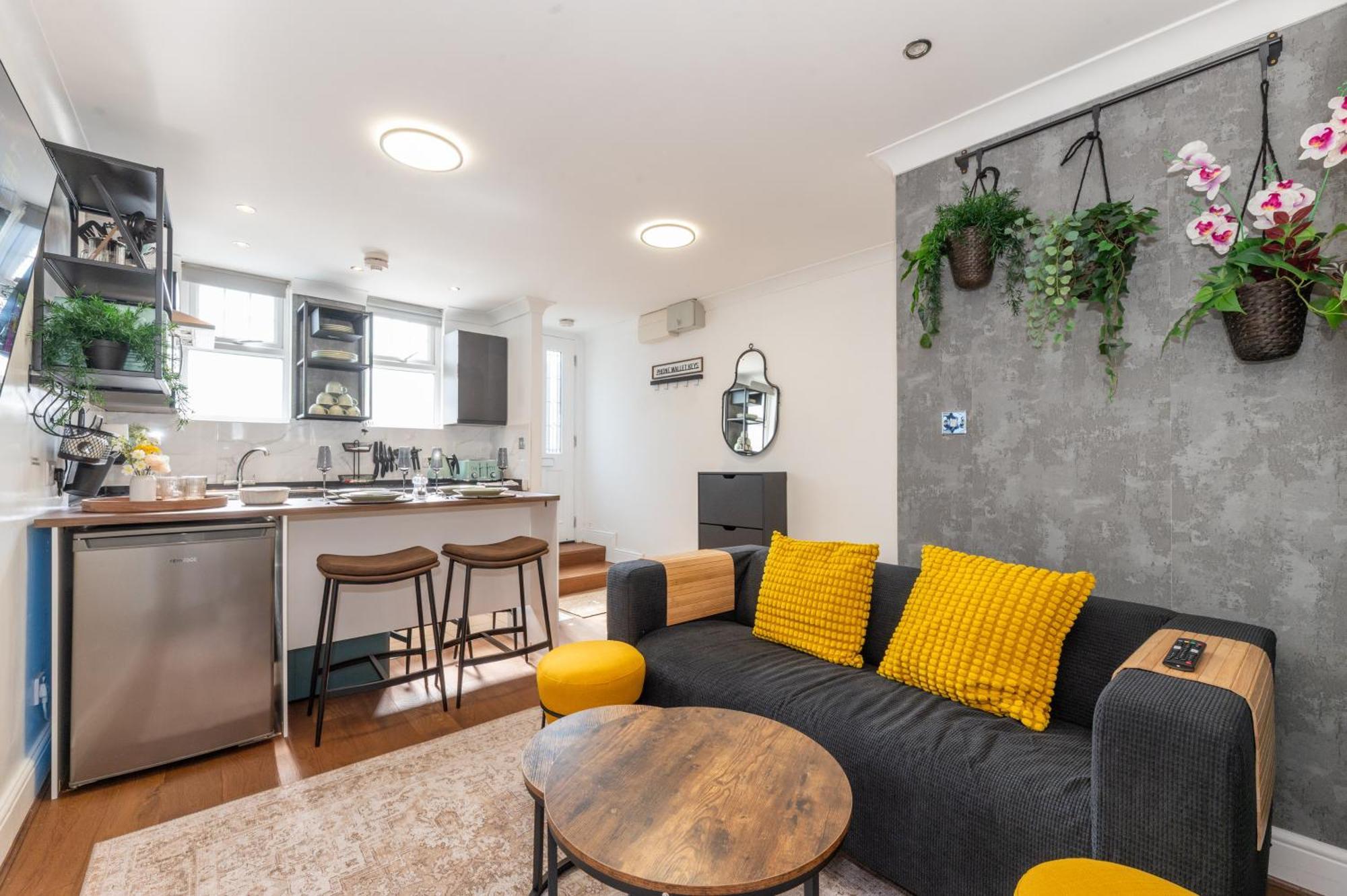 Holiday home Cute 2 Bedroom House - 10 Min Walk To Woolwich Dlr & Elizabeth Line - Netflix - Espresso Machine